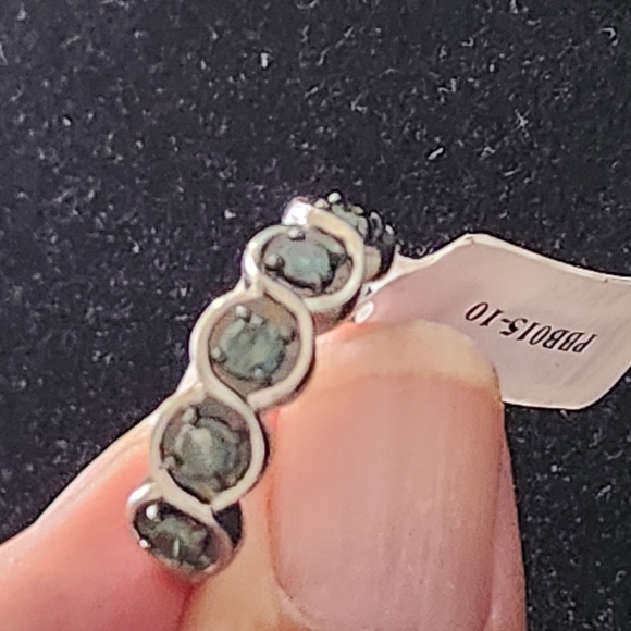 Elegant Silver and Blue Diamond Ring - Picture 2 of 7